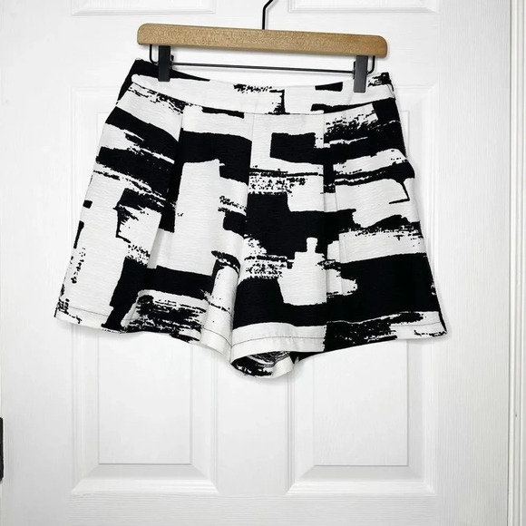MAAC LONDON Dressy Shorts Size Small Black White Abstract Geometric Print - Picture 2 of 7